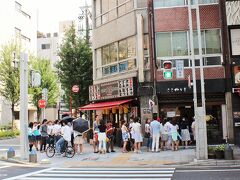 帰り道・・・またまた大行列発見！
今度は何だ？
7月〜9月のたった3か月しかオープンしないかき氷屋さん。
もと、和菓子店だったんだって・・・
最近は、かき氷人気が凄いよね。

ささやなぎ
http://tabelog.com/aichi/A2301/A230101/23031635/