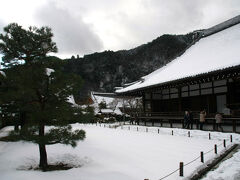 拝観料を払って天龍寺の中へと入っていきます。大方丈の大きな屋根にもまだ雪は残っていますね、よかったよかった。
