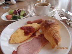 最初の朝食はアクアベル。
一応、定番？の朝食会場らしいです。

オムレツも目の前で焼いてくれます。
和洋食と豊富にあります。

ゆっくりとコーヒーを飲みながら、好きな物を好きなだけ。
旅行中の楽しみのひとつです。