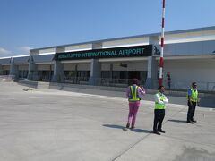 アディスチプト空港は小ぶりだがまだ新しい。