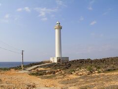 残波岬の灯台です。

2012年5月に来た時は灯台の展望エリアまで行くことができましたが、今回は立ち入り禁止になっていました。
少し残念です。