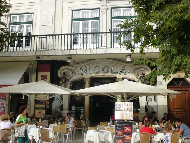 今日はエヴォラに行く予定でしたがリスボンで<br />のんびりしたいと予定変更して近場のカシーリャスへ。<br />朝ごはんはロシオ広場前にあるニコラにしました。