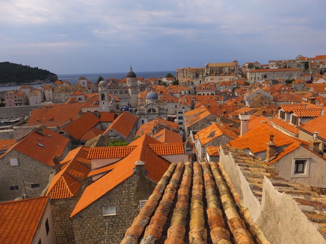 日中はとにかく暑いので城壁を歩くのは朝一から<br />1週2ｋｍくらいなので、1時間ぐらいで歩けます。