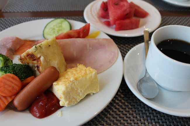 宿泊費が安かったので朝食もコンチネンタル程度かと思ったらアメリカン〜<br />夫のディッシュ<br /><br />空港ホテルだけあり早朝から7時まではコンチネンタルの朝食もあるそうです。