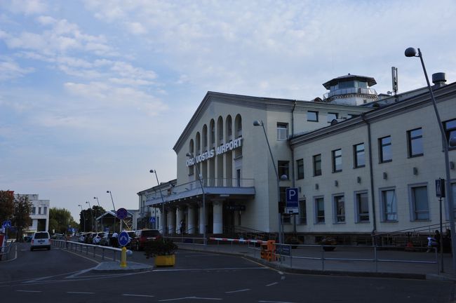 昨夜空港に着いてターンテーブルで荷物を待ってた時も思ったけど<br />前面（写真側）は古いまま残しレトロな雰囲気でした。<br /><br />空港でレンタカーをするのに空港の周辺をチェック<br />ロータリーになってます。<br />レンタカーは何処に駐車してるのかな・・・・