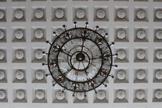 最近修復や改築をしたのか新しく清潔感のある空港です。<br /><br />レンタカー代金は3日間で560ユーロです。<br />保険や200ユーロの乗り捨て代が高いです。<br />