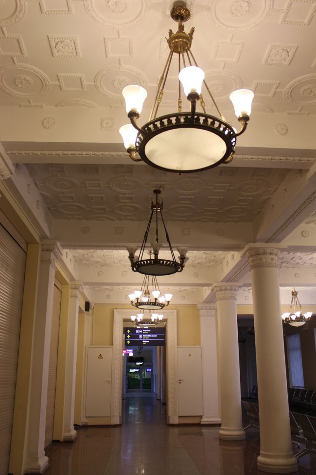 とてもいい感じの空港です。<br /><br />早々に来てくれましたが、そこから事務や車の手続きをしたので結局8時半になりました。<br />