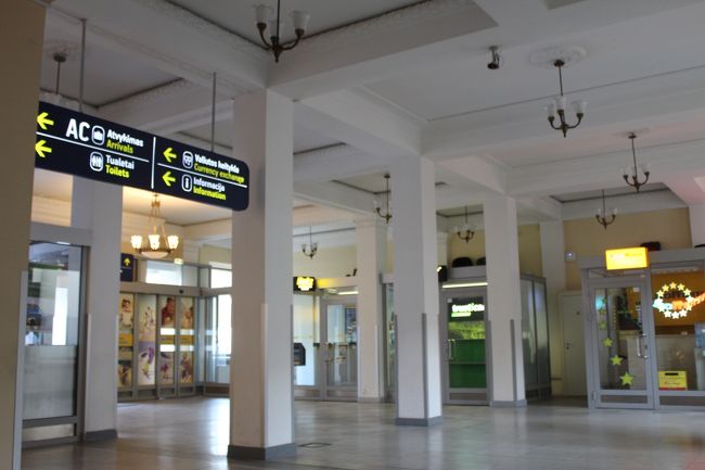 空港ビル内にレンタカーの事務所はあります。<br />ハーツで予約してましたが、この時まだ8時前なので事務所は閉まってました。<br />エイビスが開いてたので、そこの人にハーツに電話をして貰いすぐに来るようお願いしました。<br /><br />夜中の到着なので睡眠重視の夫が8時半に出発するつもりで予約をしてたので用意が出来てませんでした。<br />