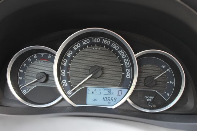 odoメターは10669からスタート<br /><br />外気温は19度と出てます。<br />今回の旅行でとても困ったのは服装です。<br />リサーチしたら、同時期に行った方が「これ以上寒くなると嫌だ」みたいなコメントがあり地元の方の服装を見たら冬仕様でした。<br />夏でも朝夕は冷える様だし・・・・もちろん私たちも冬服よね〜<br />旅行が近づき気温をチェックしてましたが、日中は30度近い日も・・・・<br />うーん