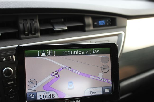 ナビの時計は合わせてないので無視<br />9時5分です。<br /><br />昔はハーツで借りてたけど、画面は小さいし何より自分のナビだと日本で目的地入力出来るのでとっても便利。<br /><br />空港から旧市街地まで15分ほど<br />