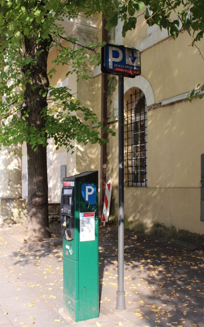 ふと横道に目をやるとパーキングがあったので車を止める事にしました。<br />2時間で2ユーロもしなかった様な・・・・<br />私はすぐに人に頼るタイプ。<br />歩いてた人にどうするの？と聞いてチケットの買い方を教えてもらいました。<br />時間を選んで最後は緑のボタンだったかな。<br /><br />英語も通じるし親切です。
