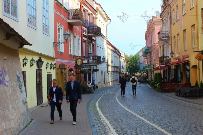 では、ケディミナス塔は行かないで旧市街の散策を・・・・<br /><br />旧市街ピリエス通りを北上？南下？<br />ちらほらとお子ちゃまとママとか家族連れとか学生と出会うのだけど、結構正装っぽい。<br />