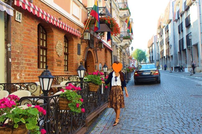 旧市街ピリエス通り<br /><br />まだ早いのでお茶をしてる人はいませんがカフェがいっぱい〜♪<br />帰りにこのホテルでおトイレを借りました。<br />5つ星だけの事はありホテルマンの対応もいい☆