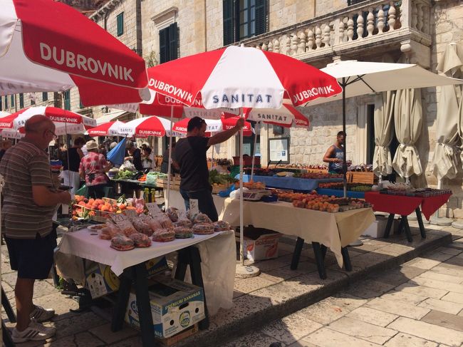 グンドゥリチェヴ広場の青空市場