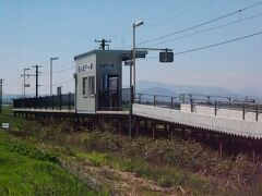 第２会場からも見える・・・田んぼアート駅。２０１３年７月にできた駅。これのおかげで、車のない人でも見に行けますね（車の人がほとんどのようですが・・・）。