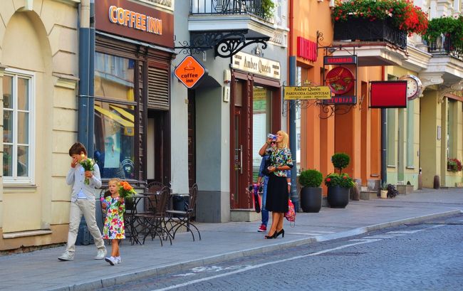 皆が皆、正装してお花を手に持ってます。<br /><br />不思議に思ったので聞いたら先生にあげるのだとか・・・・<br />この日は新学期の様でした。