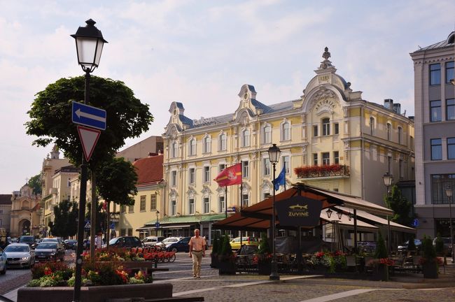 市庁舎の横はアストリアホテルです。<br />バルト3国は物価が安くお値頃感があります。<br />いいホテルも高く無さそう〜！