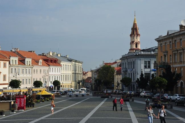 大きな広場に出ました。<br />来た道を振り返ってみました。<br />見えてる塔は先程の教会の聖ニコラウス正教会です。