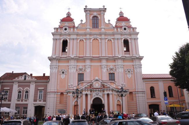 その前は聖カジミエル教会　St. Casimir's Church<br /><br />17世紀初頭に建造されたイエズス会の教会です。ここにはリトアニアの守護聖人である聖カジミエルが祀られています。ロシア＝ポーランド戦争の時に火災に見舞われ、その後18世紀中頃にバロック様式で再建されました。後にロシア正教、そしてプロテスタントの教会となりますが、宗教が禁じられていた旧ソ連時代には博物館として使用されていました。独立回復後の1991年、イエズス会の教会として復帰。内部には聖カジミエルの生涯を描いたフレスコ画や後期バロック様式の祭壇が3つあります。<br /><br />中を見たかったのですが、行事の最中でした。