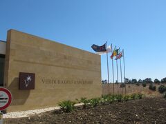 セキュリティゲートで予約名を告げ入ります。