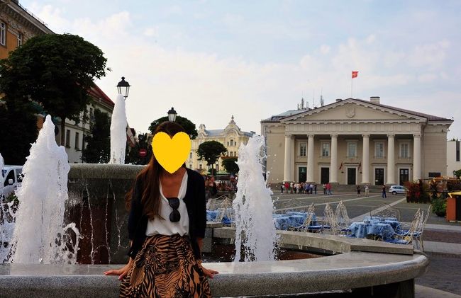 突き当りには市庁舎です。<br /><br />旧市庁舎はそもそもゴシック様式の建物でしたが、18世紀の終わりにクラシックな建物に改装されました。かつては裁判所、財務室や武器弾薬庫などが置かれ、地下には刑務所もありました。現在は様々なイベントが年中開催されています。