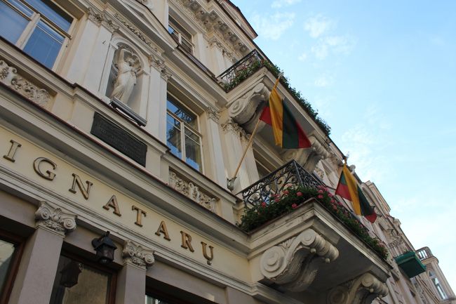 リトアニアの国旗<br /><br />上から黄色緑赤の3色