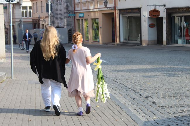 手にお花を持って学校に急いでます。<br />