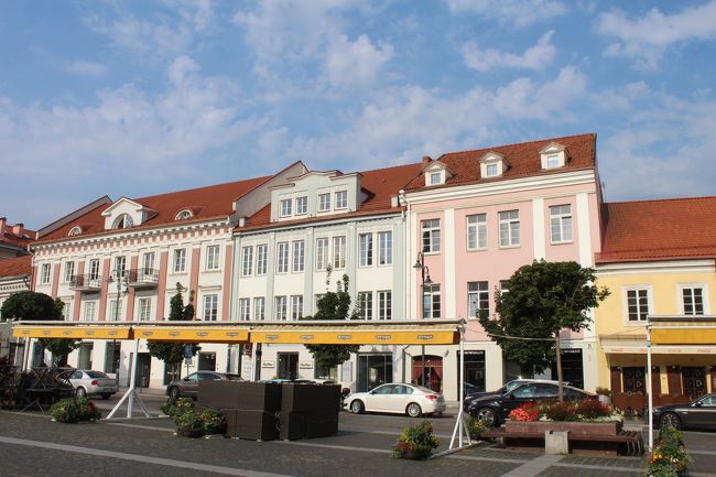 広場の周りにはカフェや可愛い色の建物が並んでます。<br />外国人ツアーの大型バスが数台来ていました。