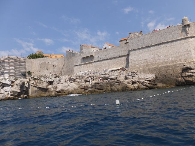 昨日のカフェとビーチ