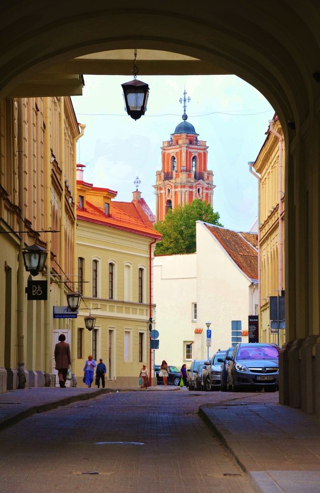 ふと横の道に目を・・・・<br />この塔は聖アンナ教会かなぁ。