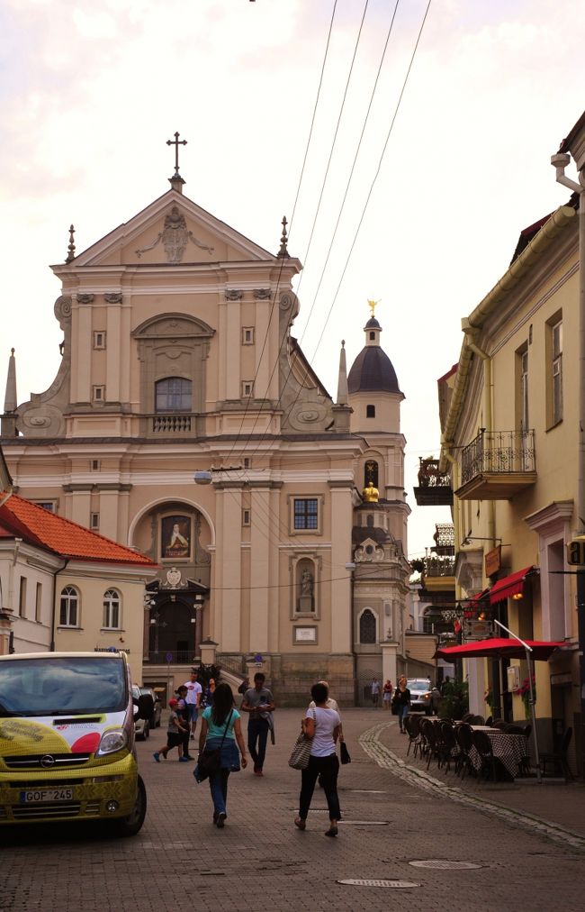 聖テレサ教会　St. Teresa Church<br /><br />1633年から1650年にかけて建造された、初期バロックのファサードが特徴的な教会です。装飾された渦巻き型のオベリスクが、どことなくローマ風建築を思わせます。レンガ造りが多かったこの時代に、リトアニア大公国の副首相だったステーポナス・パツァスの保護と寄付を受け、花崗岩と大理石等の豪華な建造された美しい教会です。