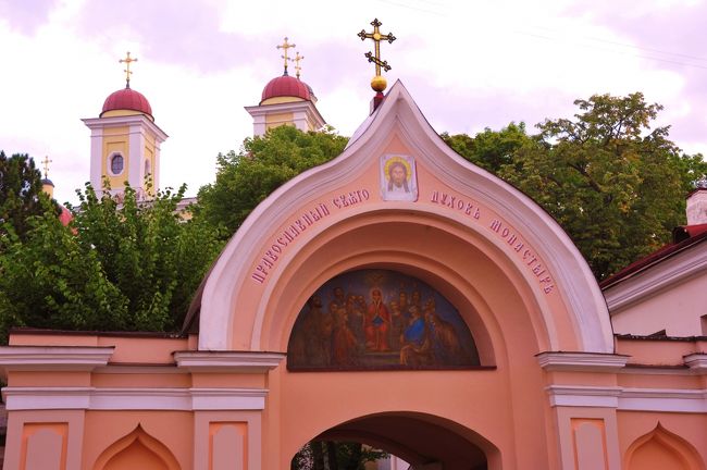 ピンクの教会はなんて名前かな・・・・<br /><br />後ろに見えてる2つの塔がある教会は聖ペテロ・パウロ教会　St. Peter and St. Paul's Church<br /><br />ロシアからの解放を記念して17世紀後半に建造された、ヴィリニュスを代表するバロック様式の建築物です。旧市街の外れにあるこの教会は外装に7年、内装には30年も費やされたという美しい教会で、ここにある2000以上もの漆喰彫刻は見るものを圧倒します。「天使の漆喰彫刻」の裏には「死神の彫刻」があります。