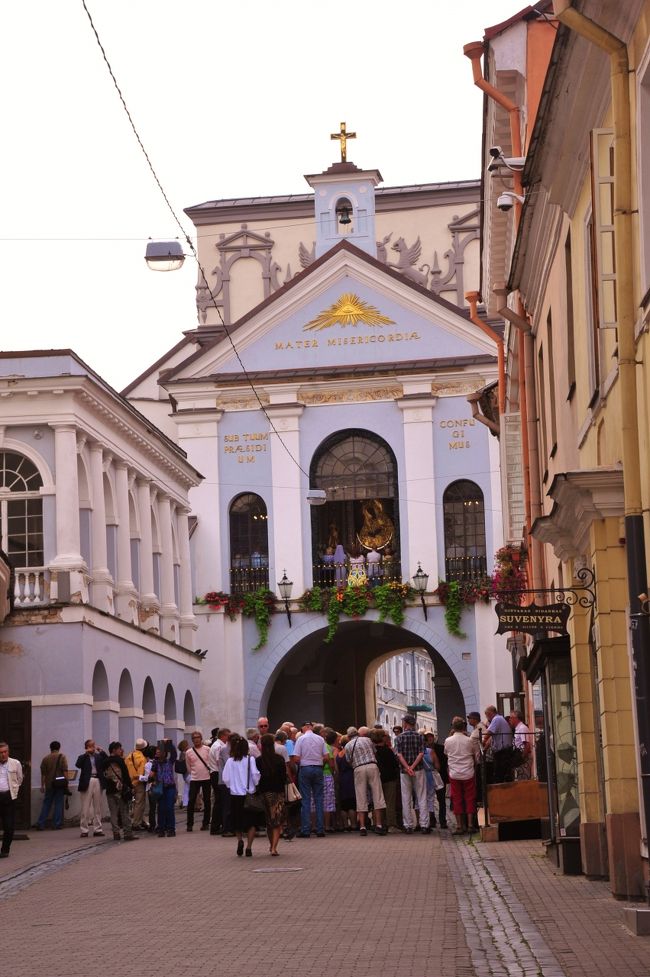 夜明けの門　Gates of Dawn<br /><br />1503年から1522年の間に建てられた城壁にあった5つの門のうち、現存する唯一の門です。初めはメディニンカイ（ Medininkai）へ続く道への門だったため、 メディニンカイ門と呼ばれていました。夜明けの門の教会にある聖母マリアの肖像は17世紀に描かれたもので、奇跡を起こす力があると言われています。