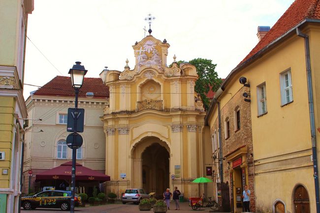 聖三位一体教会　Holy Trinity Church<br /><br />教会と修道院として使われていた、バロック様式の東方帰一教会です。この東方帰一教会とは、16世紀にポーランドとの連合国として、ロシア正教徒の多いウクライナ、 ベラルーシに進出した際、宗教的妥協のために始められた「ユニエイト」（合同教会）に属す宗派で、ロシア正教の儀礼を残しながらもローマ法王の権威を承認した珍しい宗派の教会です。