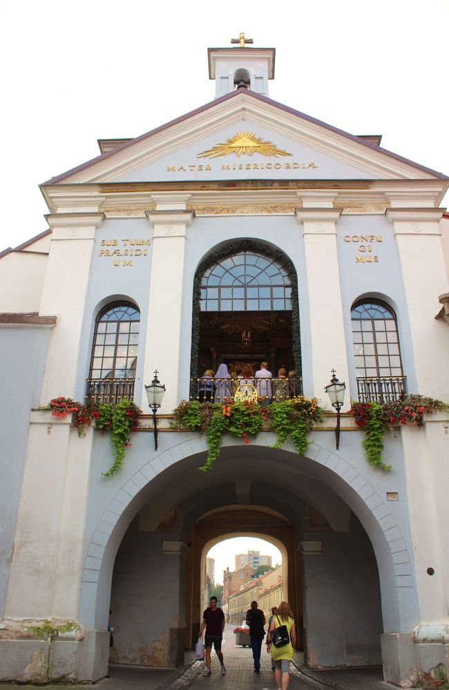 ミサが行われてたので厳粛な讃美歌が響き渡り雰囲気がいいです。<br /><br />左側に2階に上がる階段のドアがあります。<br />ミサをしてるので単に見物に行っていいのかなぁ・・・と思い躊躇してたら地元の方が上がって上がって〜と言う身振りをして快く迎えて下さいました。<br />私たちはマリアさまのイコンと壁のハートを見たかっただけなので、大変恐縮しました(^^ゞ<br /><br />