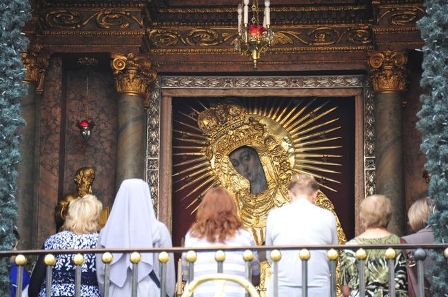 夜明けの門の中にある礼拝所<br />聖母マリアのイコン<br />奇跡を起こすと言われています。