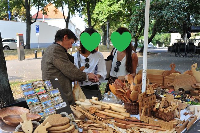 バルト3国のどの国にもあった木製品<br />バルト・・・・バルト海だけど、木製品のイメージは森林<br />木のヘラやお玉はお料理に便利で使ってますが、日本で買えるのはメイドイン中国？<br />お寿司屋のカウンターで臨席の商社員の男性がMY箸持参。<br />何でも中国で真っ黒の樹木を液体に漬け一瞬にして真っ白にする現場を見てるので割り箸は使わないんだそう。<br />ここならメイドインバルト3国だよね？<br />買いたい物NO.2の木製品<br />お玉やヘラを買いました。