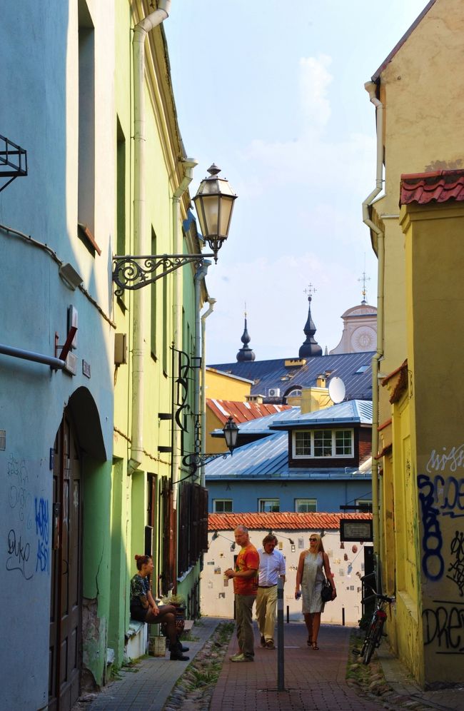 雰囲気のある路地<br /><br />カラフルにペイントした家があったり教会も多いので街歩きにはいい雰囲気を醸し出してるヴィリニュス<br />何か特色を付けて際立たせるのが観光誘致の肝なんですね〜<br />日本も観光立国を目指し地方再生にはとてもいいと思うけど・・・・<br />国内のホテルが高騰するので国内旅行のハードルが高くなります。。。。。
