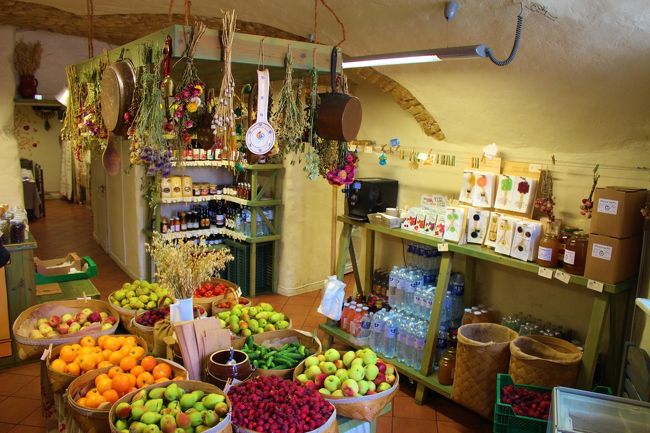 何軒か行きたいショップはあったものの何せここでは時間がありません。<br />それにまだ11時前後<br />お店もまだ開店してない所も多いのか雑誌で受けた印象より可愛いお店オンパレードでは無かったけど開いてるお店に入ってみました。<br /><br />オーガニックのお店ではちみつがあったので買いました。<br />はちみつは買いたい物NO.1<br />お土産サイズより家庭用サイズの方が割安なのでそちらを2瓶購入<br />既に重い・・・・　トランクの重量制限が気になる＆気になる<br /><br />娘が後で、ここフィガロに出てたお店だよ〜と(*^_^*)<br />