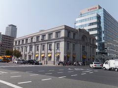 メリケン波止場から地下鉄の駅まで歩いて戻るその道すがらにあった建物。神戸郵船の建物。
