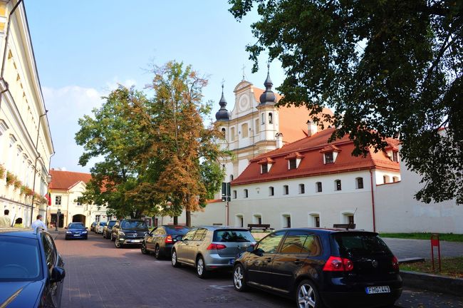 バルト3国を周遊した何方かがブログでエストニアのタリンが活気があって良かったと書いてらっしゃいました。<br />ラトビアのリガも良さげ・・・なら、リトアニアのヴィリニュスが最下位？<br />裕福な国でもなく寂しい街なのかな・・・と思ってましたがとてもいい感じで、むしろ華やか。<br />やはり季節なんでしょうか・・・・天候なんでしょうか。<br />しかも今日は新学期で「ハレの日」<br />