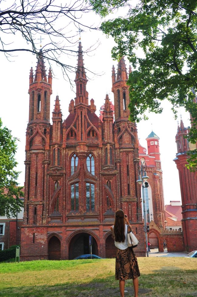 聖アンナ教会　St. Anne's Church<br /><br />ここは必見<br />とっても大きく立派なChurch 全景は収まりません。<br />ここにフィガロにも載ってるニットを巻いた木があります。<br />私はニットが色あせてたので写真を撮らなかったけど・・・・撮っておくべきだったなぁ。<br /><br />旧市街の東側にあるこの教会は、15世紀末に建造されたゴシックの秀作といわれている建造物です。フランボワイアン式の華やかなファサードを持つ、この赤レンガ造りの教会は、その美しさからナポレオンが持ち帰りたがった、という逸話も残されています。