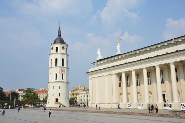 ヴィリニュス大聖堂　Vilnius Cathedral<br /><br />1251年、十字軍の弾圧から逃れるため、ミンダウガス王がキリスト教を受け入れて最初に建造した主教座教会です。建物は18世紀に大改築が行われ、現在見られる姿となりました。