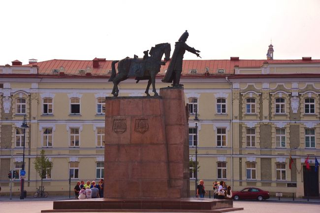 大聖堂広場にある大公ゲディミナス像　<br />足元には大公ゲディミナスの夢に現れた鎧を着た狼が遠吠えをしています。