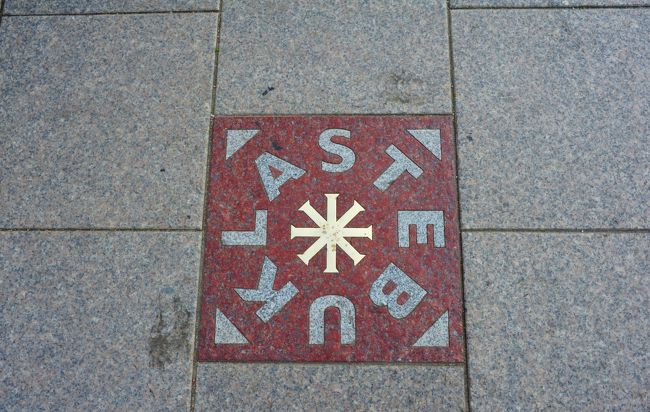 大聖堂広場にはSTEBUKLAS（奇蹟）と書かれた敷石があります。<br />ここは1989年の「人間の鎖」の起点となった場所です。<br />この上で反時計回りに3回まわりながら願い事をすると願いがかなうと言われています。<br />