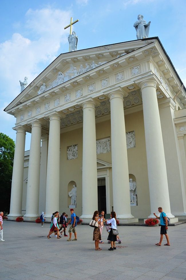 正面の屋根にある聖スタニスラウス、聖ヘレン、聖カジミエルの3聖人の像は、旧ソ連時代には撤去されていましたが、1996年に再設置されました。<br /><br />私たち何をしてるかと言うと・・・・