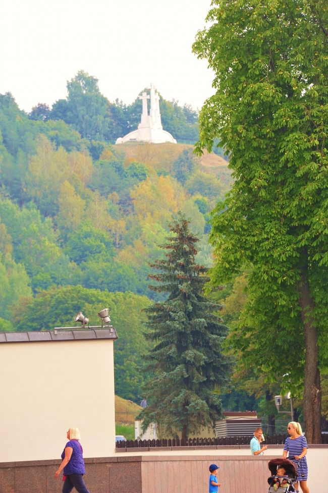 ふとケミディナス塔に目をやるとその下に・・・・<br /><br />3つの十字架の丘　Hill of Three Crosses<br /><br />旧市街東側にある丘です。その昔、ヴィリニュスで7人のフランチェスコ修道会の僧が殉教しましたが、うち4人が川に流され、そして3人がここで磔にされました。17世紀初頭、彼らの死を悼みこの丘の上に十字架が建てられました。十字架はスターリンによって破壊されましたが、1989年に再建。ここからはヴィリニュスの街が一望できます。<br /><br />これから、トラカイ城に向かいます。