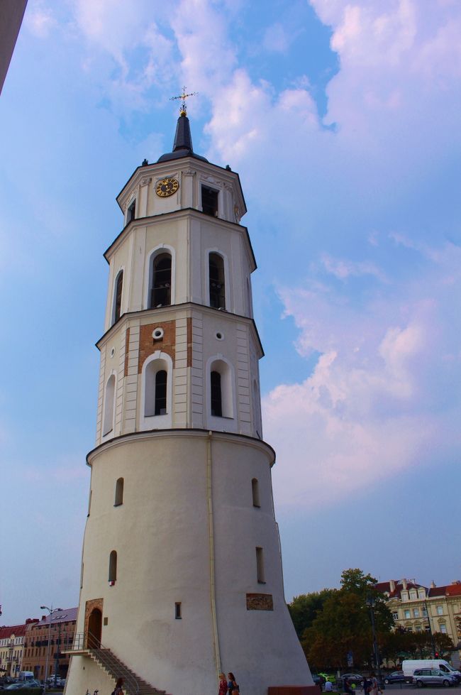 カフェでビールやワインを飲みたい所ですが・・・この後の移動もあります。<br />お酒を飲んで車に乗ると眠くなるに決まってる〜！<br />おトイレ＆おトイレと行きたくなるに決まってる〜！<br />取りあえず先に駒を進めたいタイプ<br />なので、車に戻ります。