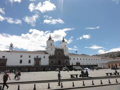 サン フランシスコ広場　Plaza de San Francisco にあるサン フランシスコ教会と修道院。
16世紀中旬に建設始められ、出来上がるのに150年かかった大きな建物で、南米随一の大きさの歴史的建造物のため、「新世界のエル エスコリアル」と呼ばれているそうです。

（エル エスコリアルは、スペイン・マドリード郊外にある大きな宮殿及び修道院）