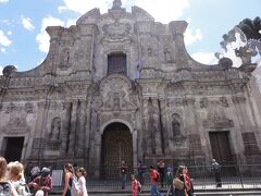 ラ コンパニーア デ ヘスス教会　Iglesia de la Compania de Jesus
キトで必見の教会です。
1605-1765年に建設、中は豪華絢爛！　
内部全体が23金の金箔で覆われています。
撮影禁止で写真でお見せできないのが残念ですが、こんな豪華な教会は欧州では、ポルトガルのポルトのサン フランシスコ教会くらいしか見たことありません。